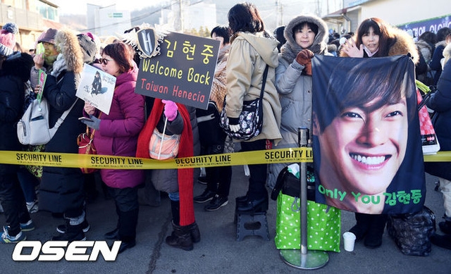  Fan ủng hộ Kim Hyun Joong trong ngày anh xuất ngũ. 
