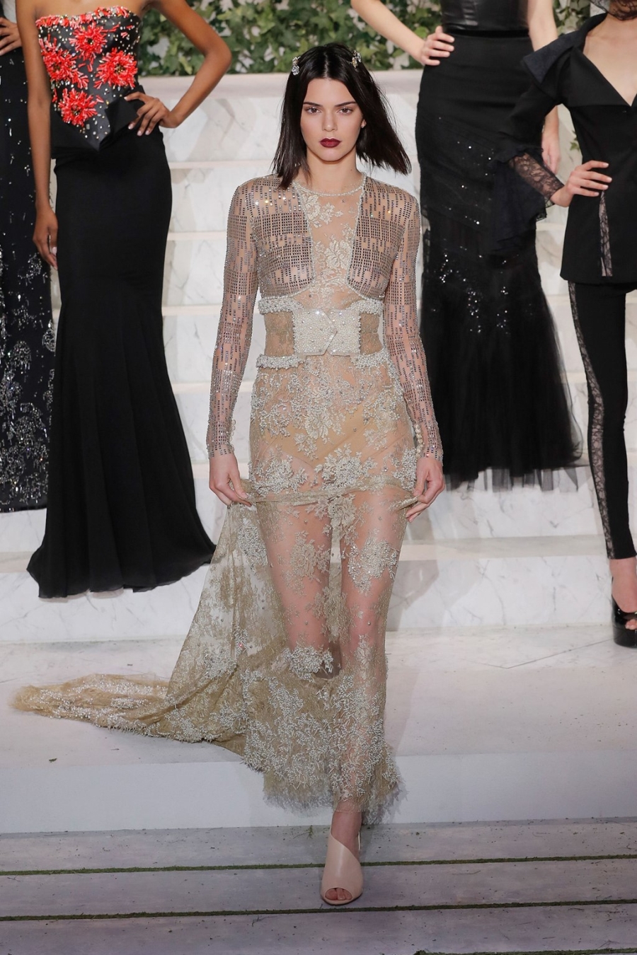 Kendall Jenner mac vay xuyen thau tren san dien New York hinh anh 2