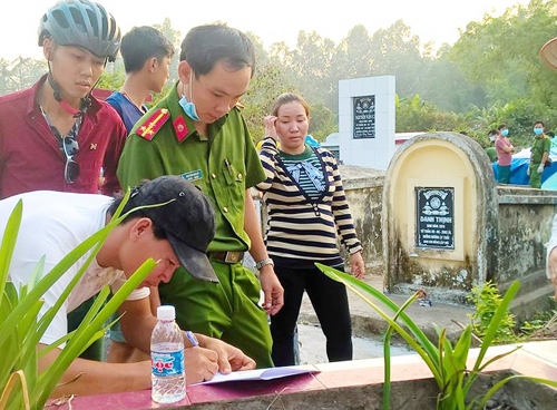 Cảnh sát khai quật mộ, khám nghiệm tử thi bé trai 5 tháng tuổi sau một ngày được mẹ chôn hôm 9/2. Ảnh: CTV