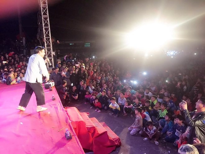Nghe si hai Bac van dien du bi khan gia nem da chay mau dau hinh anh 3