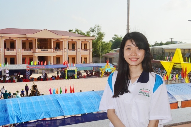 Nữ tân binh Đỗ Thị Phương Thảo đang tham gia hội tòng quân, chuẩn bị lên đường nhập ngũ.
