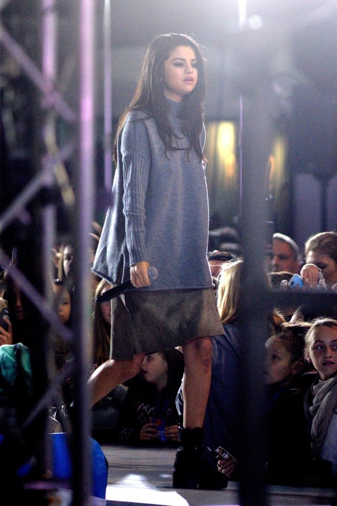 Selena Gomez goi y cach phoi do voi ao len ngay lanh hinh anh 7