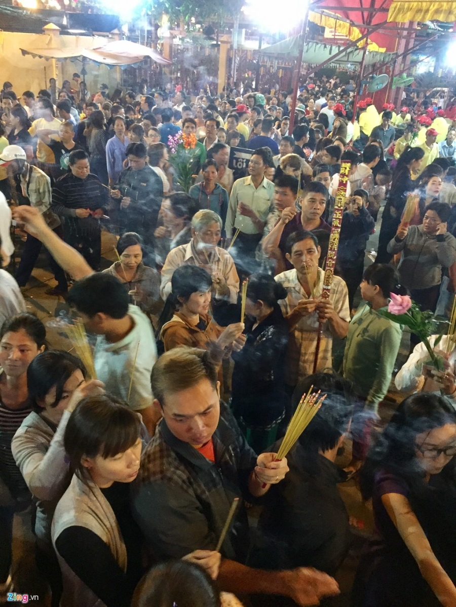 Trang dem dang le chua Ba ngay ram thang Gieng hinh anh 1