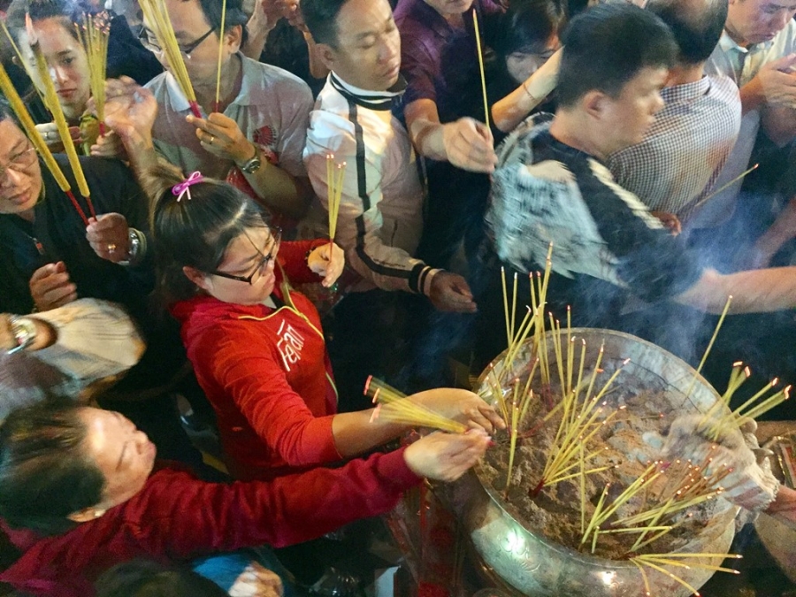 Trang dem dang le chua Ba ngay ram thang Gieng hinh anh 2