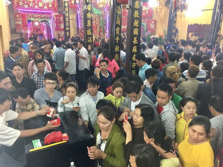 Trang dem dang le chua Ba ngay ram thang Gieng hinh anh 3