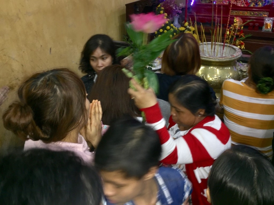 Trang dem dang le chua Ba ngay ram thang Gieng hinh anh 4