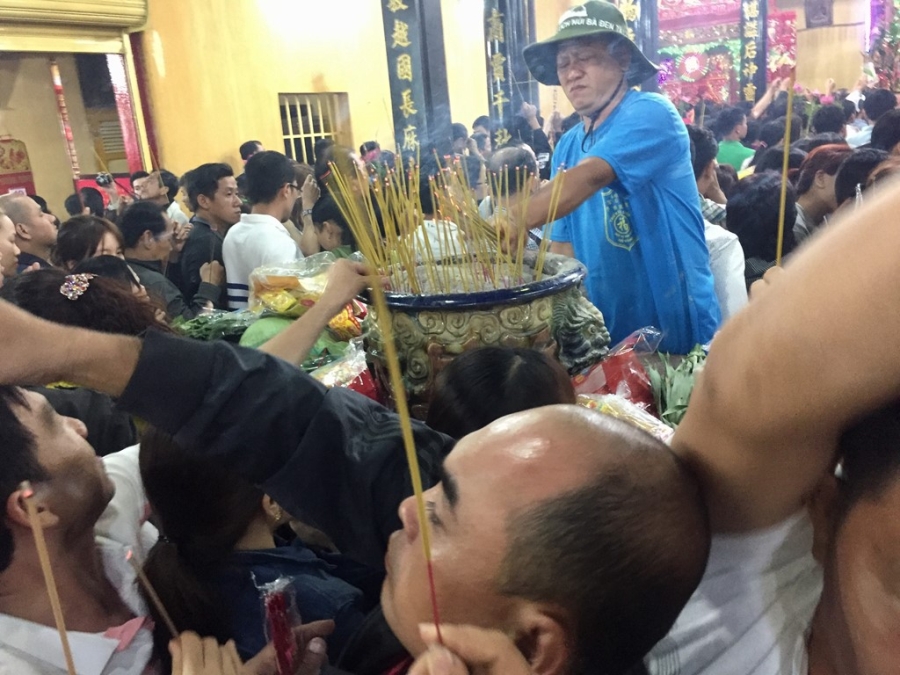 Trang dem dang le chua Ba ngay ram thang Gieng hinh anh 5