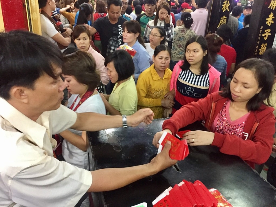 Trang dem dang le chua Ba ngay ram thang Gieng hinh anh 9