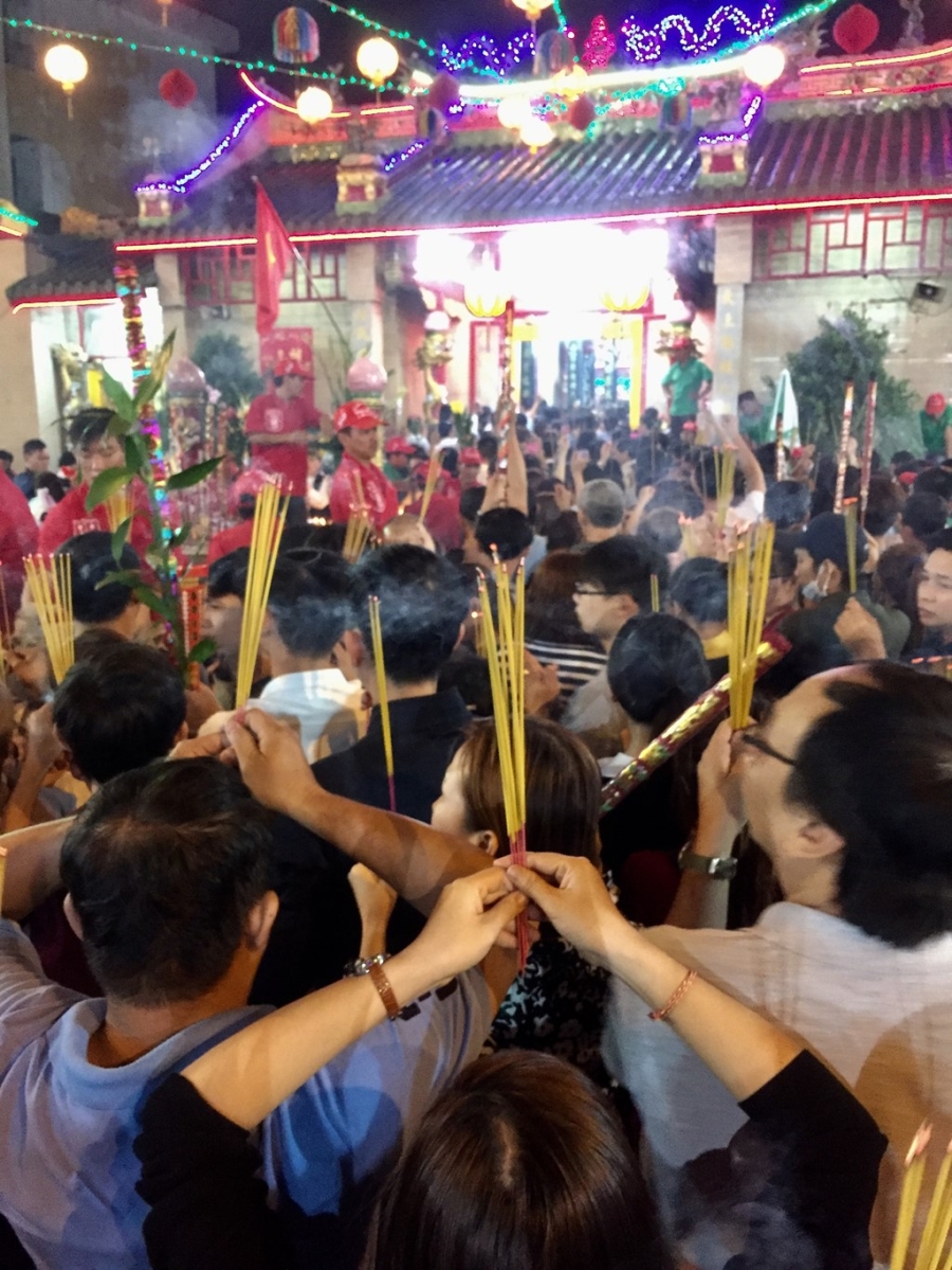 Trang dem dang le chua Ba ngay ram thang Gieng hinh anh 11