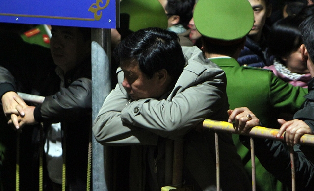  Một đại biểu khác trong vẻ mệt mỏi vì đừng chờ bên ngoài 