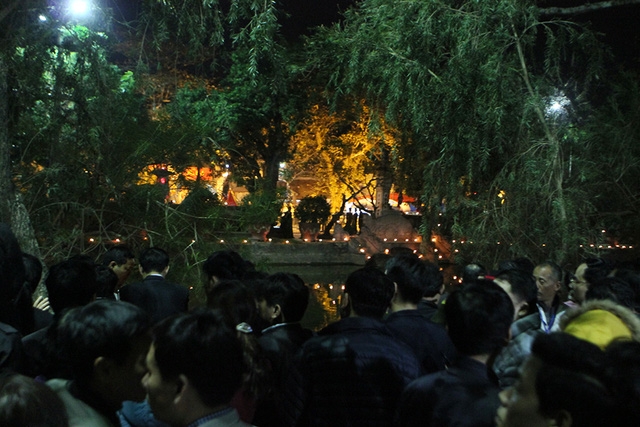  Đoàn đại biểu cố nán lại, nhìn vào phía trong đền Thiên Trường 