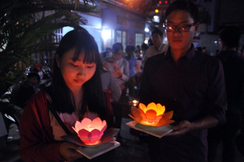 Hoa đăng rực sáng trên sông Sài Gòn đêm rằm tháng Giêng - 5