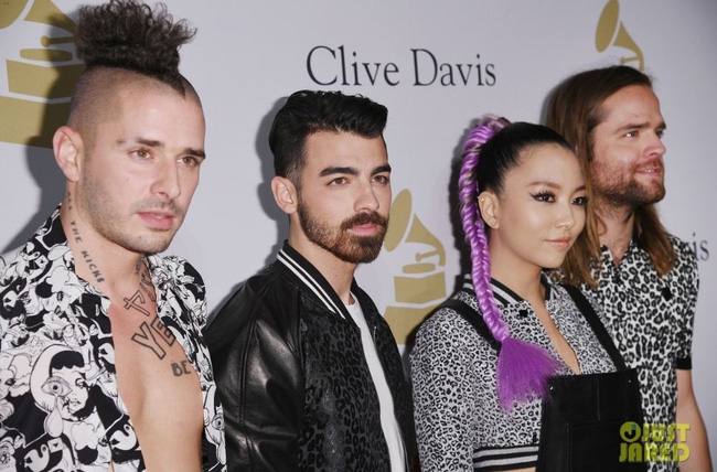 Loạt sao nữ thi nhau khoe vòng 1 gợi cảm trên thảm đỏ tiệc tiền Grammy 2017 - Ảnh 15.