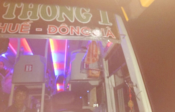 Ném đá xe khách lại tái diễn trên QL14 hình ảnh 1 nem da xe khach lai tai dien tren ql14 hinh anh 1