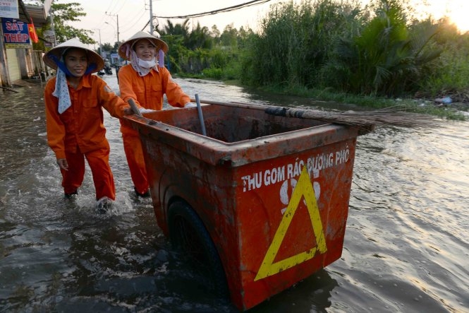 Người dân TP.HCM lại dầm mình lội triều cường 