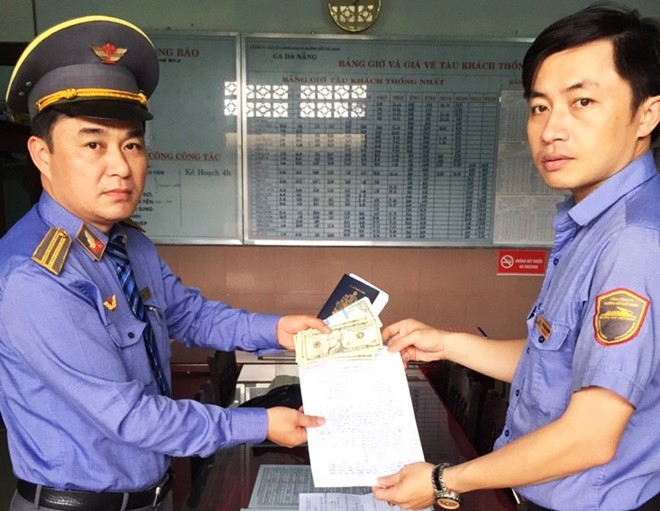 Nhan vien tau tra lai 1.200 USD cua nu du khach bo quen hinh anh 2