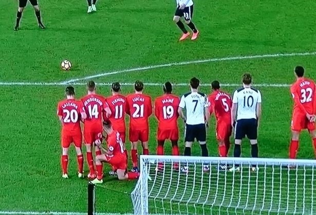 Học Marcelo, sao Liverpool dùng chiêu lạ cản đối phương