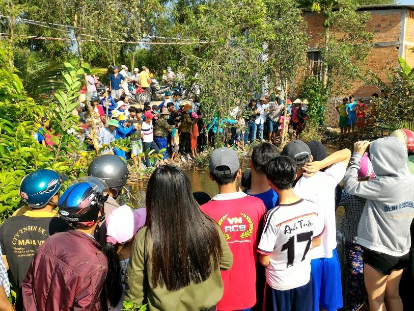Tiền Giang: Dân ùn ùn kéo nhau xem cá lạ nặng cả trăm kg hình ảnh 1 tien giang: dan un un keo nhau xem ca la nang ca tram kg hinh anh 1