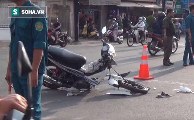 Xe máy rụng bánh sau va chạm, đôi nam nữ lọt dưới gầm xe tải