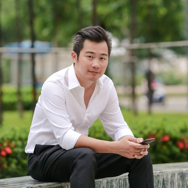  Được biết, bạn trai của Kiều Khanh tên là Ngô Hoàn Nguyên, sinh năm 1980. Trên trang cá nhân của mình, Ngô Nguyên cho biết từng làm Phó giám đốc tại Đại Hồng Phúc Corporation. Hiện anh kinh doanh trong lĩnh vực nhà hàng, ẩm thực tại TP.HCM 