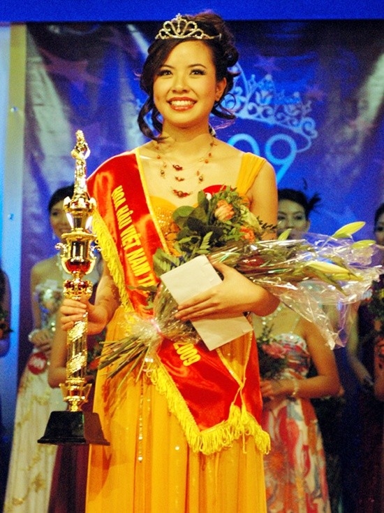  Sau khi giành danh hiệu Hoa hậu người Việt tại châu Âu năm 2009, Kiều Khanh đã quay trở về Việt Nam để tiếp tục thử sức mình tại cuộc thi Hoa hậu thế giới người Việt 2010. Cô là một trong số những thí sinh được đánh giá cao nhất của cuộc thi năm đó khi sở hữu hình thể chuẩn: cao 1m76 với số đo 3 vòng là 85-63-94. Mặc dù không thể bước lên ngôi vị cao nhất nhưng Kiều Khanh vẫn được đánh giá là thành công khi đem về danh hiệu Á hậu 1 và Người đẹp biển. Khuôn mặt bầu bĩnh, đáng yêu với nụ cười má lúm đồng tiền duyên dáng của cô đã chiếm được nhiều thiện cảm của khán giả. 