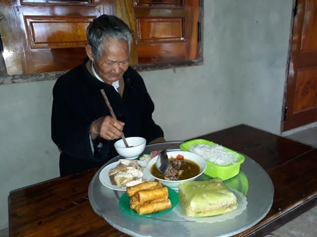  Mâm cơm cúng của người Nguồn dâng lên ba mẹ. Ảnh Vietnamnet 