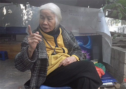 gap cu ba gan 90 tuoi bom va xe khien dan mang to mo hinh anh 2