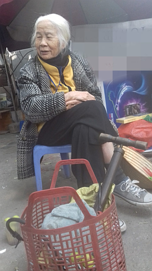 gap cu ba gan 90 tuoi bom va xe khien dan mang to mo hinh anh 3