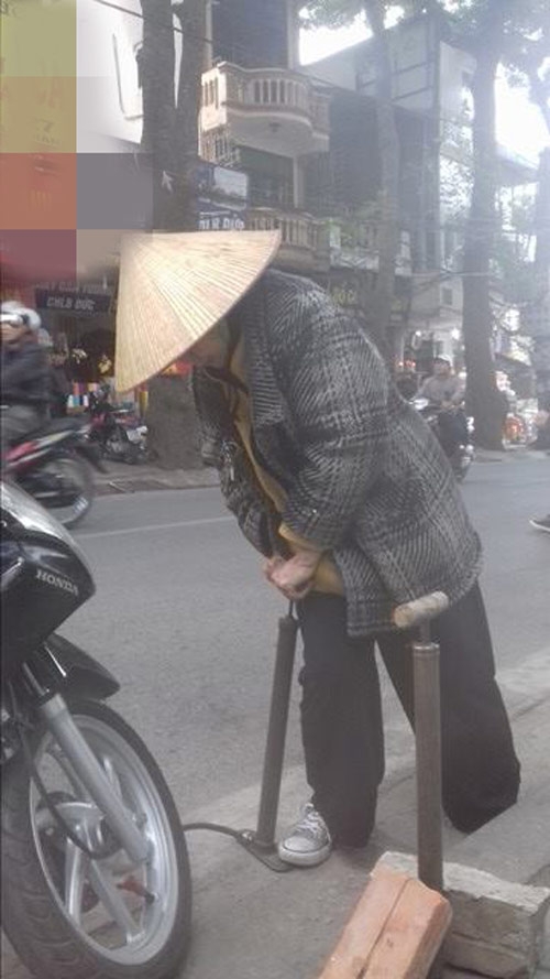 gap cu ba gan 90 tuoi bom va xe khien dan mang to mo hinh anh 4
