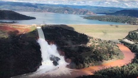 Nước từ đập Oroville thoát qua một đập tràn khẩn cấp. Ảnh: AP đưa lại từ Văn phòng cảnh sát hạt Butte chụp từ trực thăng