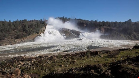Đập Oroville có nguy cơ lớn bị vỡ. Ảnh: SFCHRONICLE