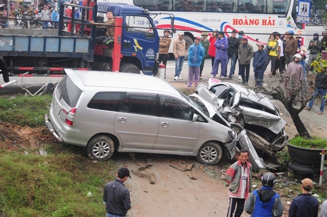 Nguoi dan thao chay khi taxi bi tong vang 10 m hinh anh 1