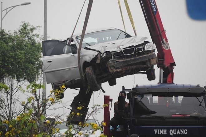 Nguoi dan thao chay khi taxi bi tong vang 10 m hinh anh 2