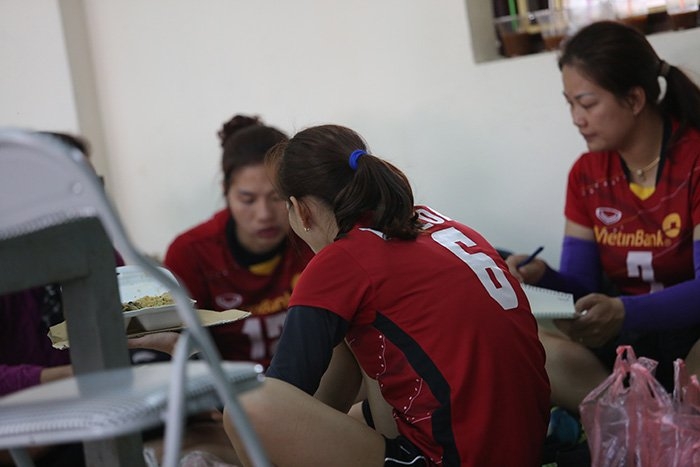 Sao bóng chuyền xơi cơm hộp, đánh giải làng ẵm bạc tỷ