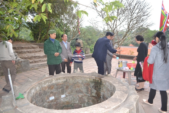  Hàng ngày có hàng trăm lượt du khách tìm đến Giếng Ngọc để xin nước thiêng. Ảnh: Đ.Tuỳ 