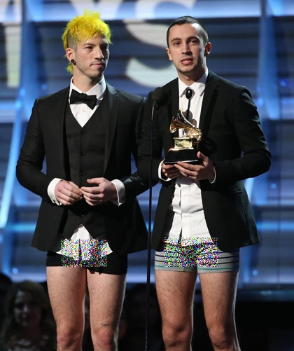 grammy-2017-nhom-twenty-one-pilots-mac-do-lot-len-nhan-giai-2