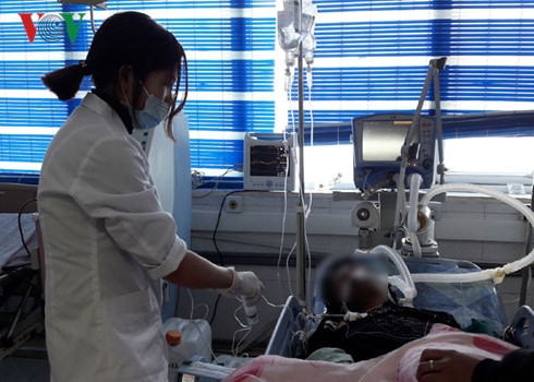  Cấp cứu cho nạn nhân tại BVĐK tỉnh Lai Châu. Ảnh: VOV 