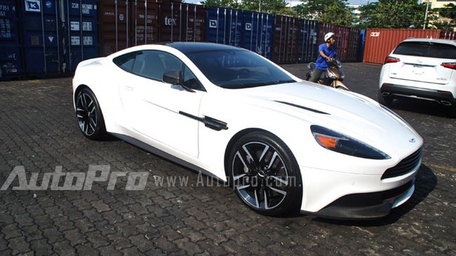 Aston Martin Vanquish hàng độc ra biển trắng tại Sài Gòn - Ảnh 1.