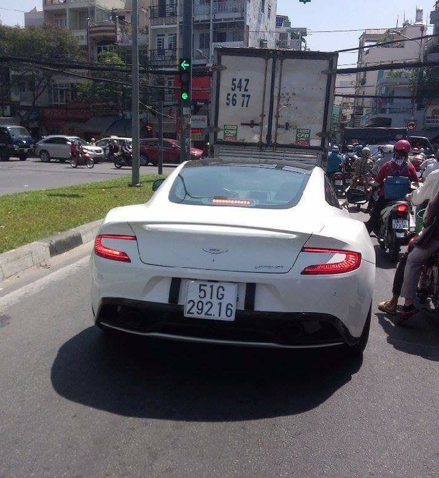 Aston Martin Vanquish hàng độc ra biển trắng tại Sài Gòn - Ảnh 2.