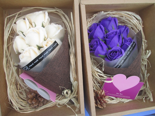  Bên cạnh chocolate, hoa hồng handmade có giá cả hợp lý, tiện lợi cũng được nhiều người lựa chọn cho mùa valentine năm nay. 