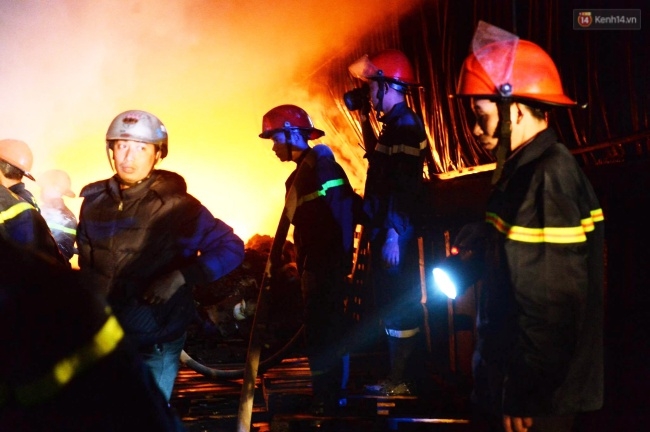 Hà Nội: Đang cháy lớn tại kho chứa đồ bảo hộ lao động - Ảnh 4.