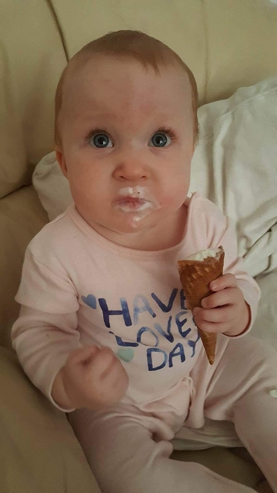 Poppy-Rae khi được 5-6 tháng tuổi, có thể thấy vết bớt của bé đã nhạt đi hẳn so với lúc mới sinh.