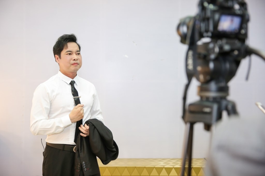 Dam Vinh Hung, Quang Le dep bat hoa de ngoi chung ghe nong hinh anh 4