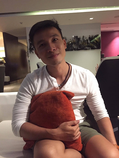 john-huy-tran-cau-hon-ban-trai-yeu-gan-10-nam-1