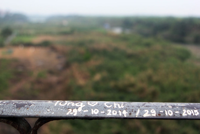  Một dòng chữ tình yêu trên thanh lan can cầu Long Biên. 