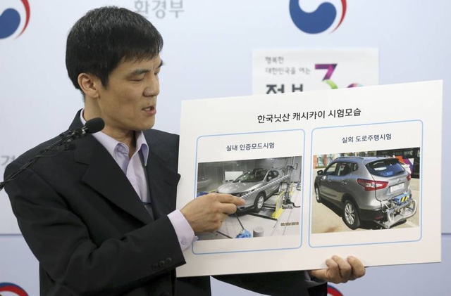  Một cán bộ của Bộ Môi trường Hàn Quốc trình bày về xe Nissan Qashqai trong một cuộc họp chính phủ hồi giữa năm ngoái. (Ảnh: AP) 