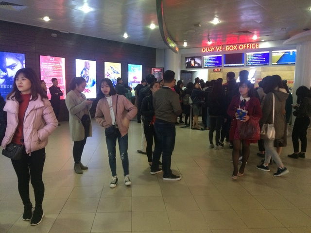 Một vài người quyết định không chờ mua vé nữa mà chuẩn bị ra về