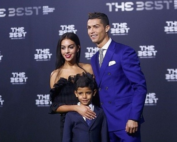 Ronaldo den voi Georgina Rodriguez vi bi phu tinh hinh anh 1