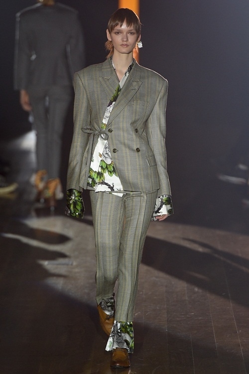 Thiết kế giống áo dài xuất hiện ở New York Fashion Week