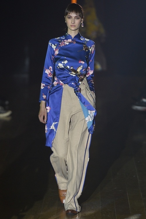 Thiết kế giống áo dài xuất hiện ở New York Fashion Week